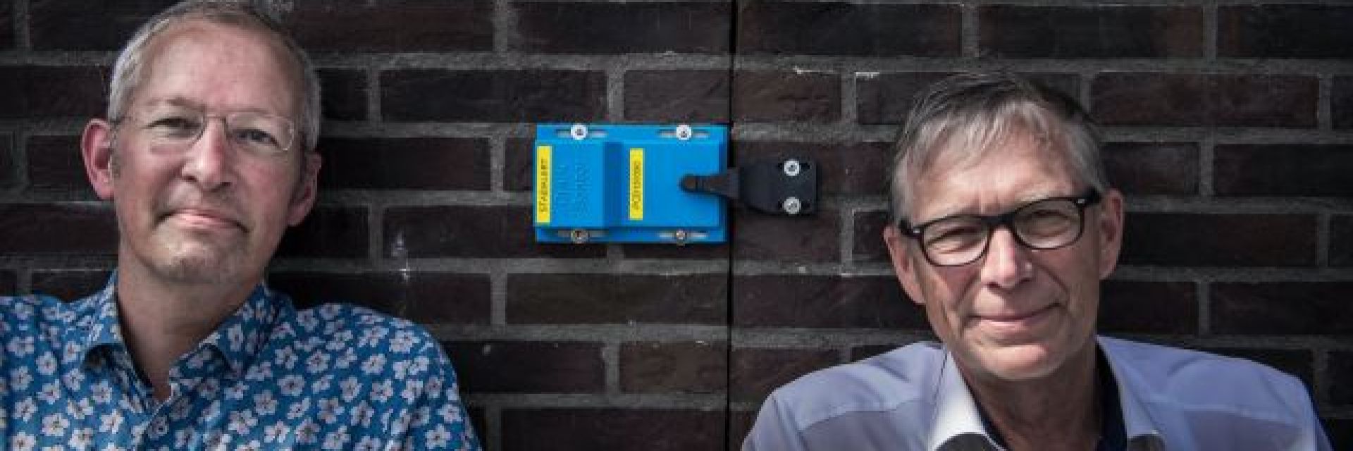 Digital tear gauger monitors tears in buildings, bridges, dikes and tunnels